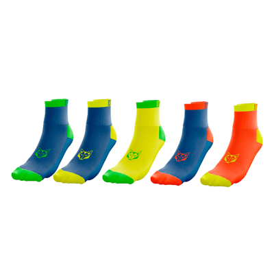 Cinco pares de meias desportivas coloridas com logótipo