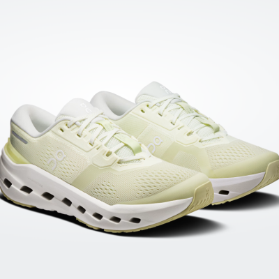 Ténis amarelo claro com sola branca e logótipo on