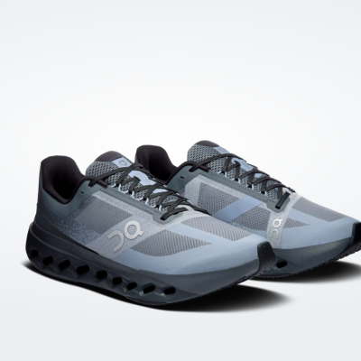 Par de sapatilhas desportivas cinza e preto com sola perfurada e logo ON