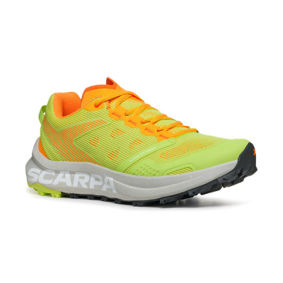 Ténis de desporto verde fluorescente e laranja da SCARPA em fundo branco