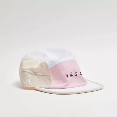 Boné multicolorido branco, bege e rosa com texto VAGA bordado.
