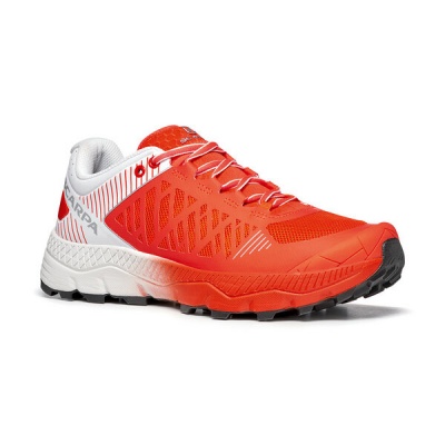 Ténis desportivo vermelho e branco SCARPA isolado em fundo branco