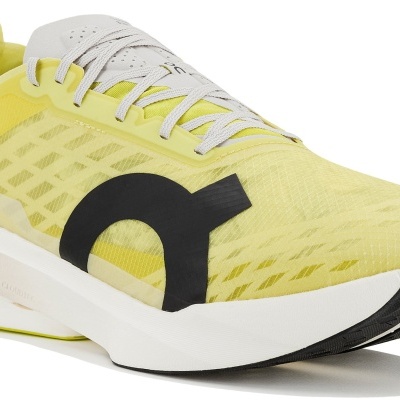 Ténis desportivo amarelo com sola branca e detalhes pretos