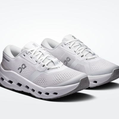 Sapatilhas esportivas brancas com solado perfurado e logótipo oc