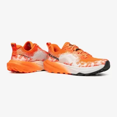 Sapatilhas desportivas laranja e branco com padrão pixelizado e sola grossa