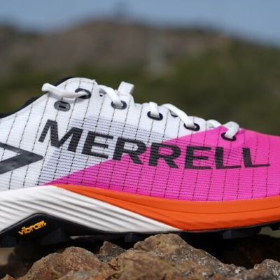 Ténis desportivo Merrell branco, rosa e laranja com sola Vibram