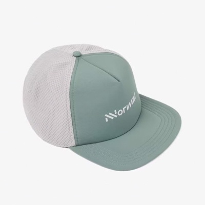 Boné azul-esverdeado com rede branca e texto NORMAL