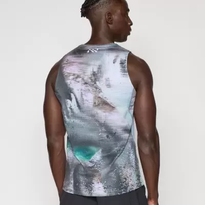 Camisola de alças desportiva com padrão abstrato e calções pretos com logotipo HOKA
