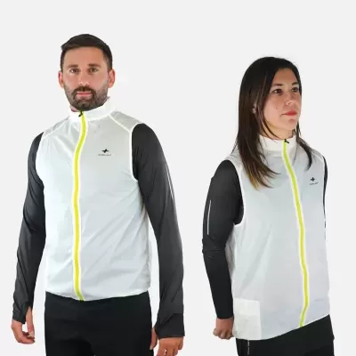 Coletes desportivos brancos com fecho amarelo e logos RAIDLIGHT, usados por homem e mulher