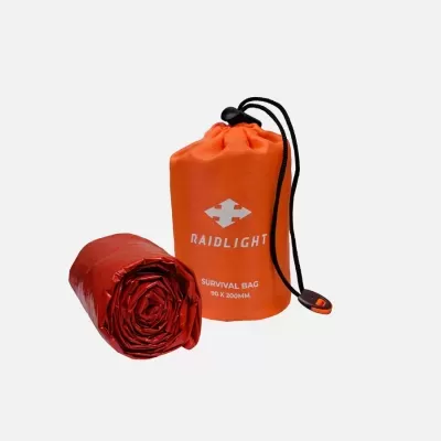 Saco de sobrevivência compacto RAIDLIGHT laranja com produto vermelho enrolado