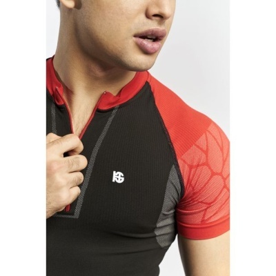 Camisola desportiva preta com mangas vermelhas e padrão geométrico