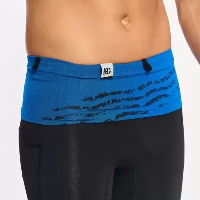 Calças justas pretas com cós largo azul com padrão preto e logótipo KG