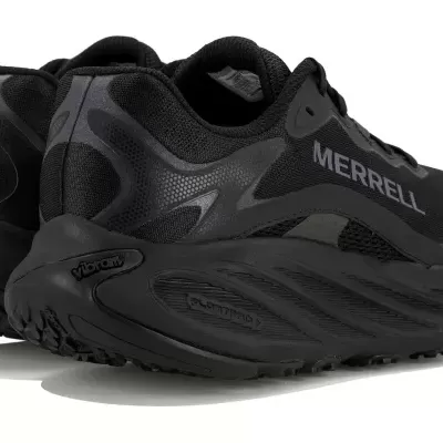 Sapatilhas pretas Merrell com sola Vibram.