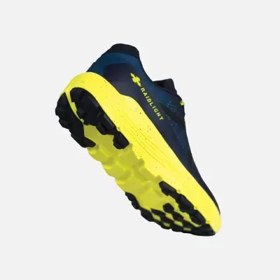 Ténis desportivos azul escuro com sola amarela vista por baixo