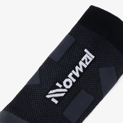 Meia desportiva cinzenta e preta com logo branco Ronald