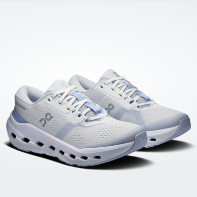 Ténis desportivos brancos e cinzentos claros com sola espessa e logotipo