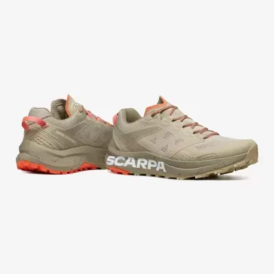Sapatilhas de corrida bege com detalhes em salmão e sola com a marca SCARPA