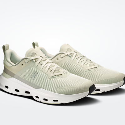 Ténis de corrida bege claro com sola branca e detalhes cinza