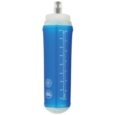 Garrafa desportiva azul com marcação de volume e selo BPA FREE