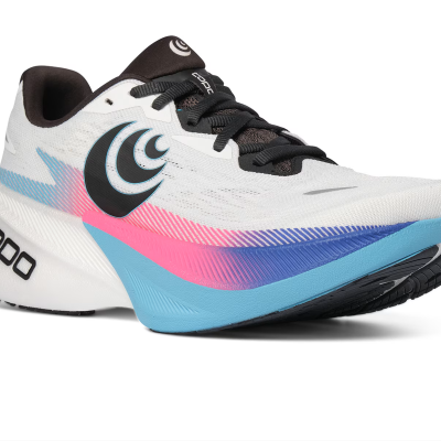 Ténis desportivo branco com detalhes em rosa, azul e preto