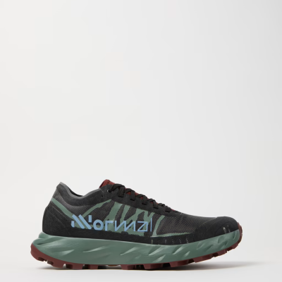 Ténis desportivo preto com sola grossa verde e detalhes em azul claro