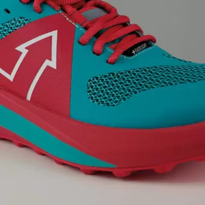 Ténis desportivo azul turquesa e vermelho com seta branca e etiqueta 'WATERPROOF'