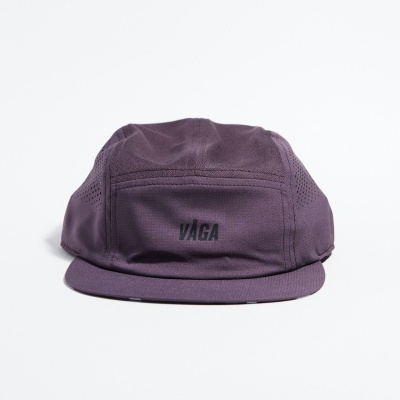 Boné desportivo roxo com texto VÅGA preto