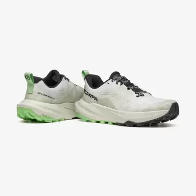 Sapatilhas desportivas SCARPA Golden Gate LT com detalhes em verde e preto.