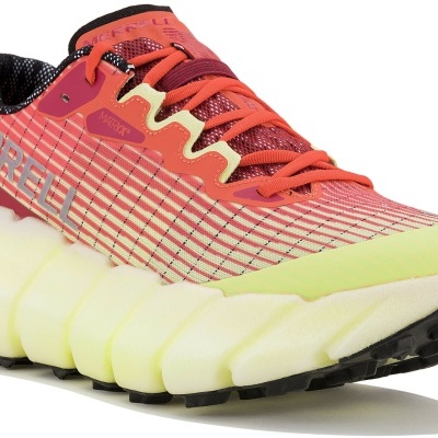 Tênis desportivo vermelho e amarelo com sola grossa e padrão quadriculado