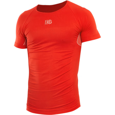 Camiseta vermelha de manga curta com logo branco no peito