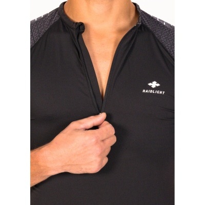 T-shirt desportiva preta com fecho e logótipo RAIDLIGHT no peito