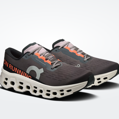 Sapatilhas de corrida cinzentas com sola branca e detalhes laranja