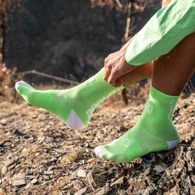 Meias desportivas verdes fluorescentes com detalhes brancos