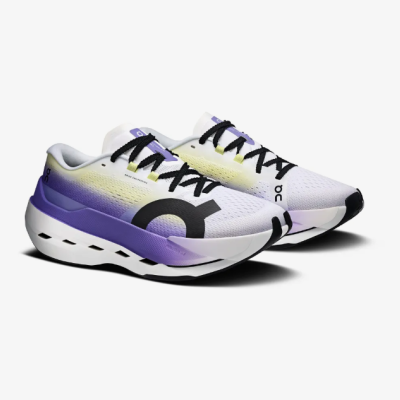 Sapatilhas desportivas brancas com degradê amarelo e roxo e sola branca com detalhes pretos