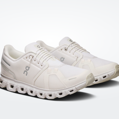 Sapatilhas de corrida brancas com sola perfurada e logótipo cinzento