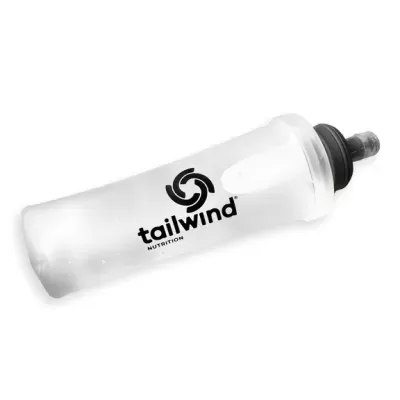 Garrafa desportiva branca com tampa preta e logo tailwind nutrition
