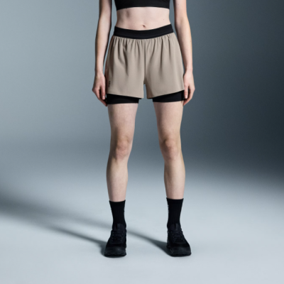 Shorts desportivos bege com camada interior preta e cós elástico