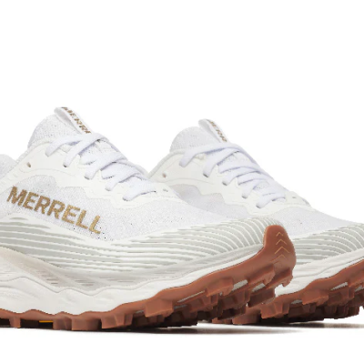 Sapatilhas Merrell brancas com sola castanha e logo visível