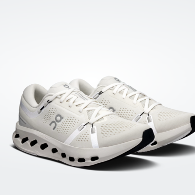 Ténis de corrida brancos com sola com aberturas pretas e logótipo cinza