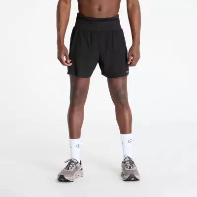 Calções desportivos pretos com cós largo e elástico