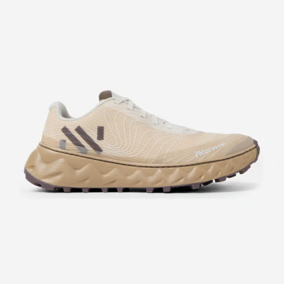 Tênis desportivo bege claro com padrão ondulado branco e sola castanha espessa