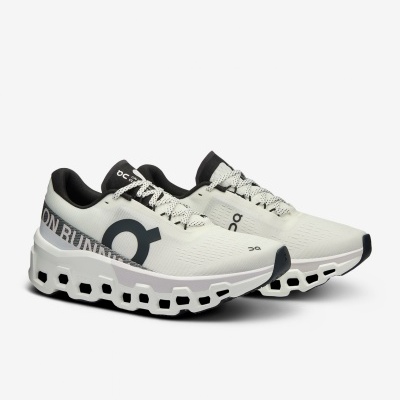 Ténis desportivos brancos com detalhes pretos e sola única distinta