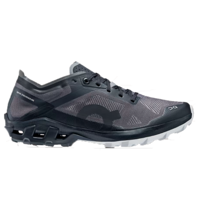 Tênis desportivo cinzento e preto com sola branca e detalhes em malha