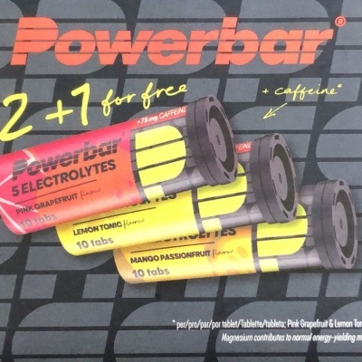 Três tubos Powerbar 5 Electrolytes com sabores variados e texto promocional