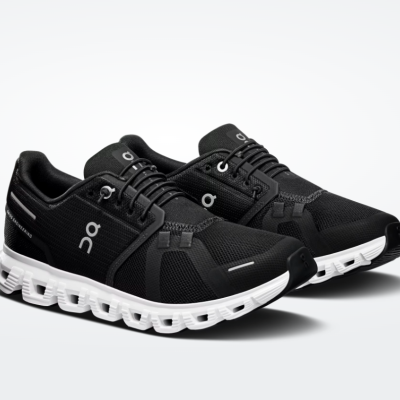 Sapatilhas desportivas pretas com sola branca e logótipo ON