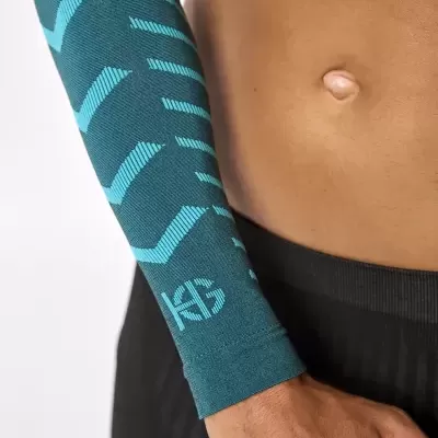 Manga comprida azul com padrão geométrico e logo KG