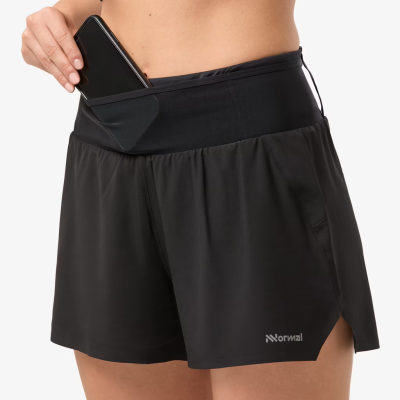Calções desportivos pretos com bolso para telemóvel no cós e logotipo Normal
