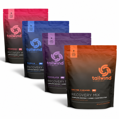 Quatro sacos coloridos de mistura para bebida de recuperação tailwind em diferentes sabores