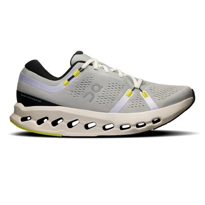 Ténis de corrida cinza claro com detalhes amarelos e brancos em fundo branco