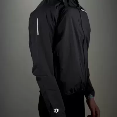 Casaco desportivo preto com capuz e logótipos brancos